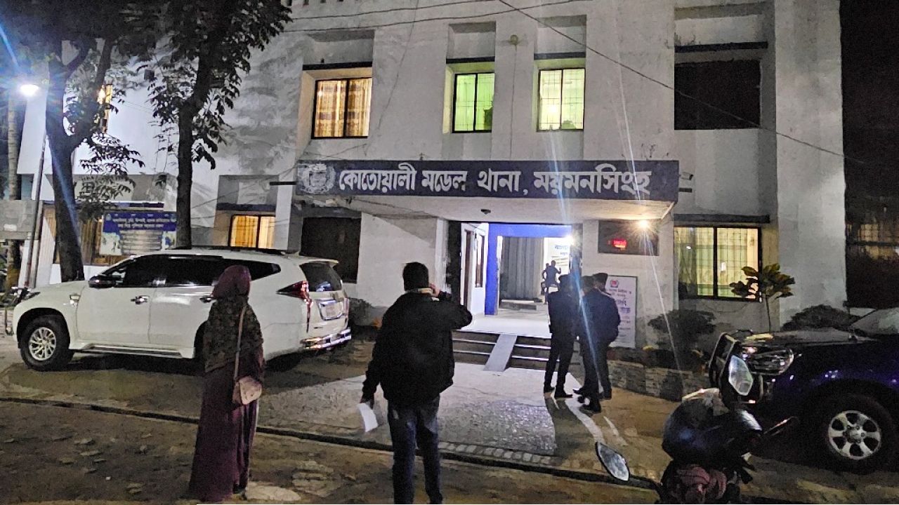 পুলিশকে কুপিয়ে জখম করে আসামি ছিনতাই