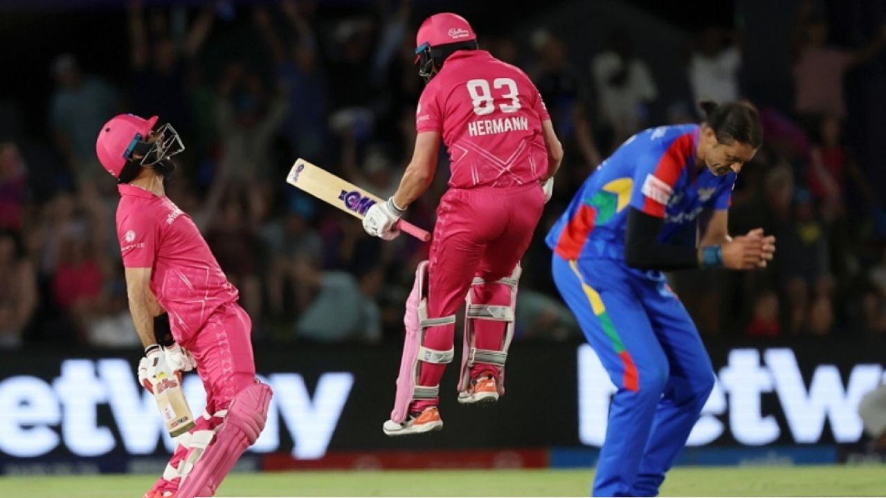 শেষ বলে ছক্কা হাঁকিয়ে ম্যাচ জয়ের নায়ক সিকান্দার রাজা