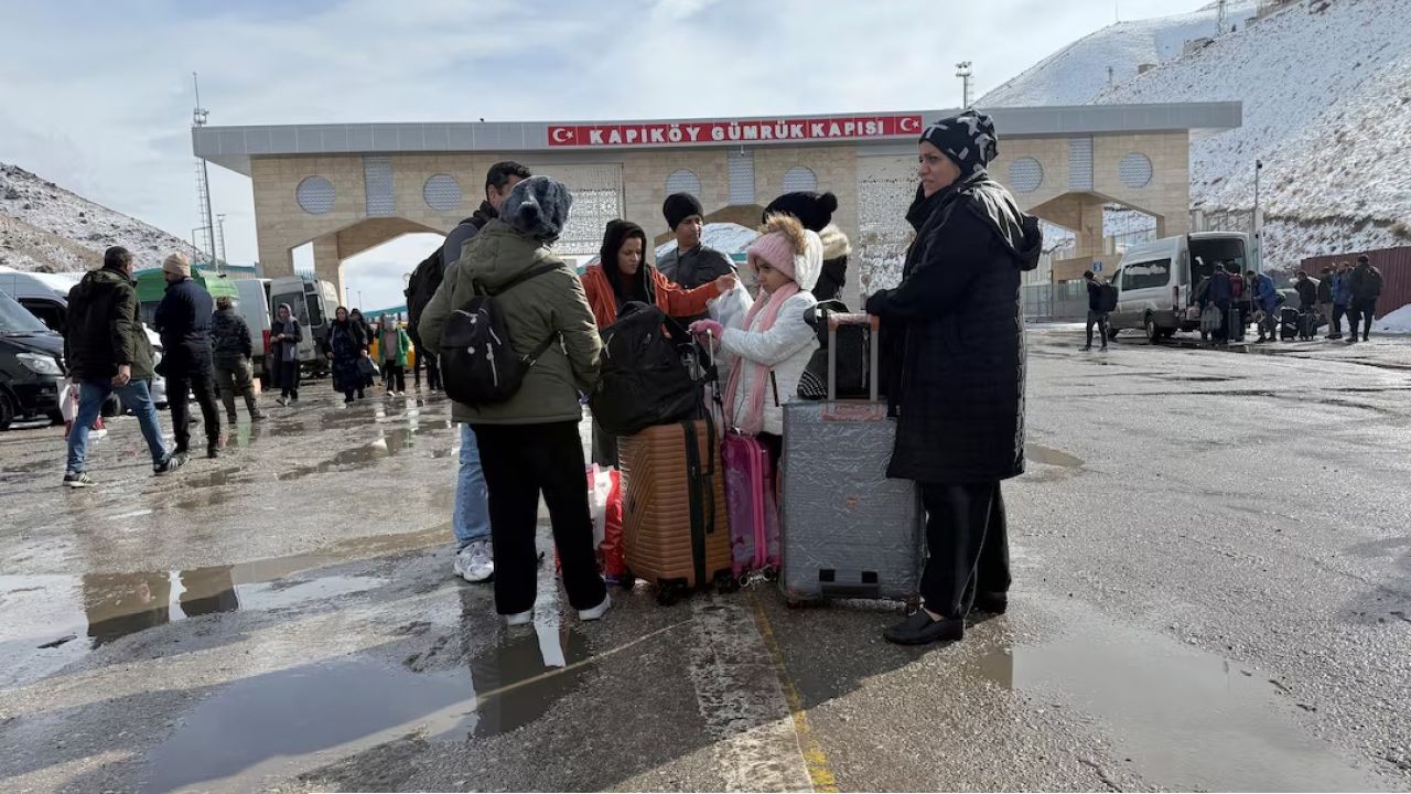 যুদ্ধের আভাসে ইরান ছাড়ছে বহু মানুষ 