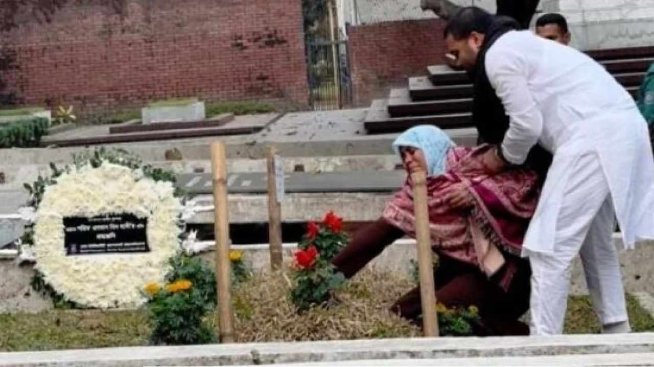 ওসমান হাদির কবরে তার মায়ের আর্তনাদ