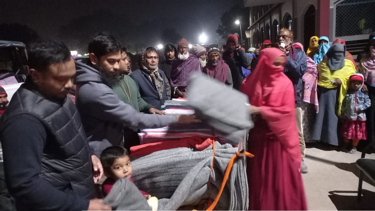 ভোলাহাটে প্রশাসনের সহযোগিতায় ভোলাহাট প্রেসক্লাবের সাংবাদিকদের কম্বল বিতরণ 