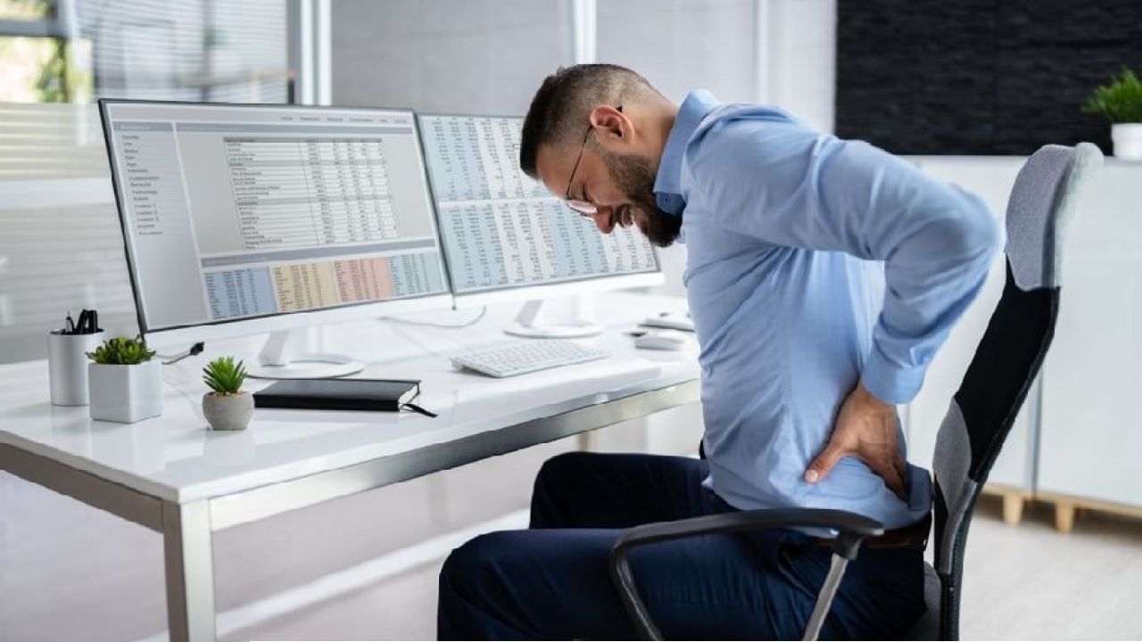 ডেস্ক জবের নীরব ঝুঁকি: দীর্ঘক্ষণ বসে থাকায় বাড়ছে বিপদ