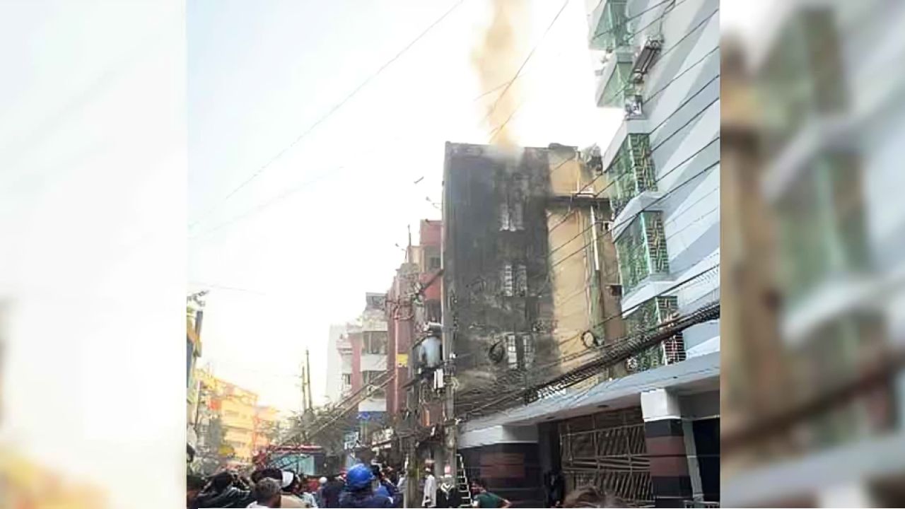 রাজধানীর জিগাতলায় আবাসিক ভবনে অগ্নিকাণ্ড