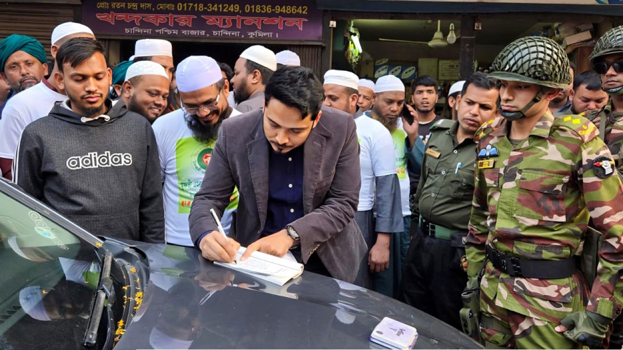 প্রতীক পেয়েই শোডাউন করায়, হাতপাখার প্রার্থীকে জরিমানা