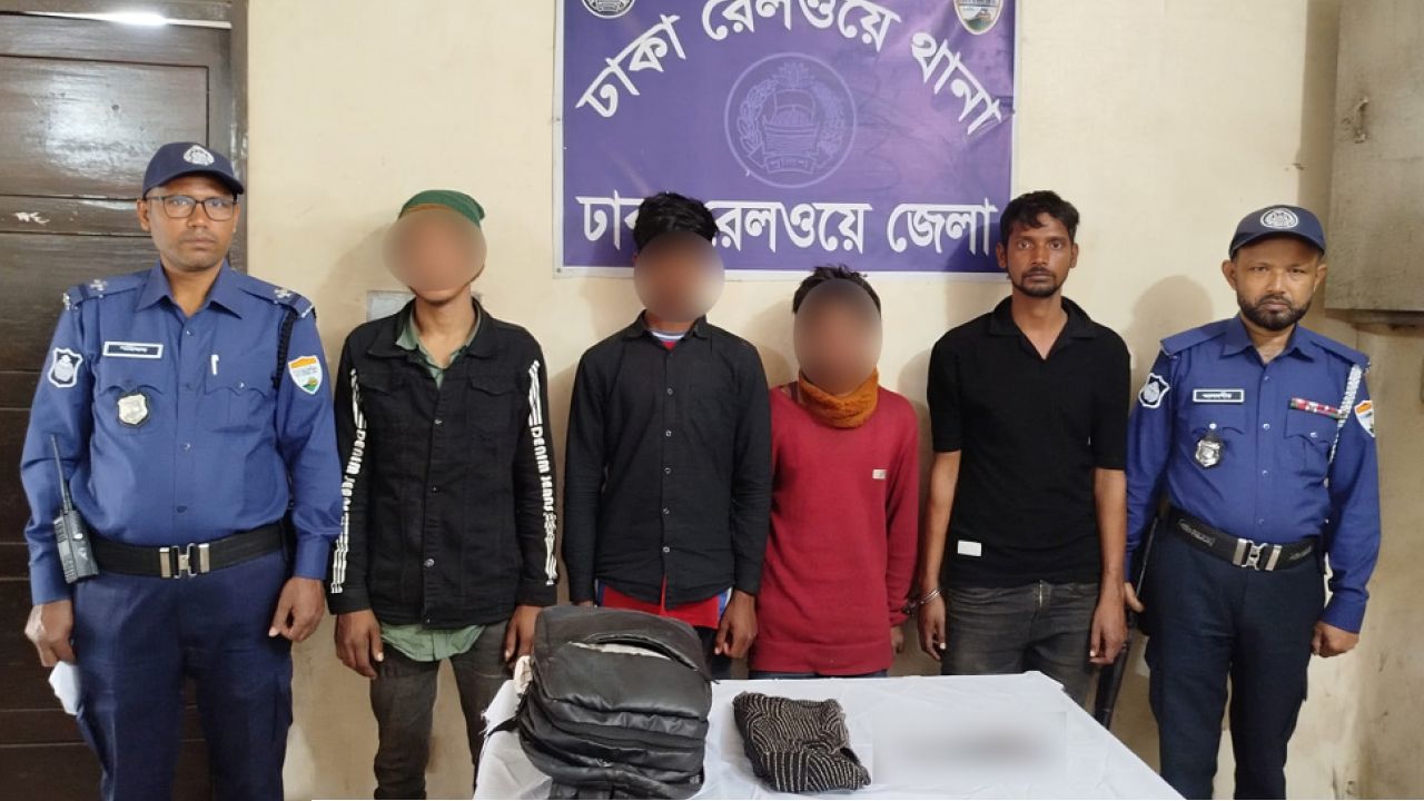 চলন্ত ট্রেনে ছিনতাইকারী খুন, ৪ জন গ্রেপ্তার