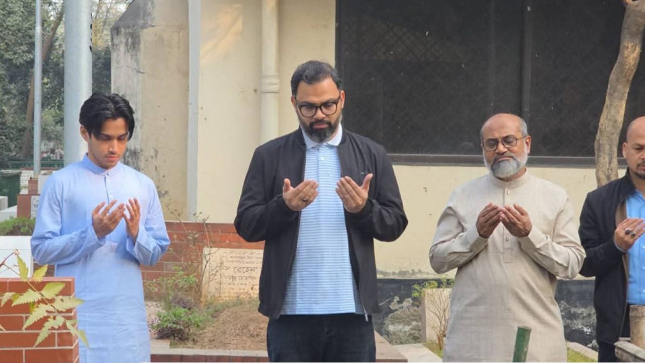 মা-বাবার কবর জিয়ারত করে আমিনুল হক প্রচারণা শুরু করলেন