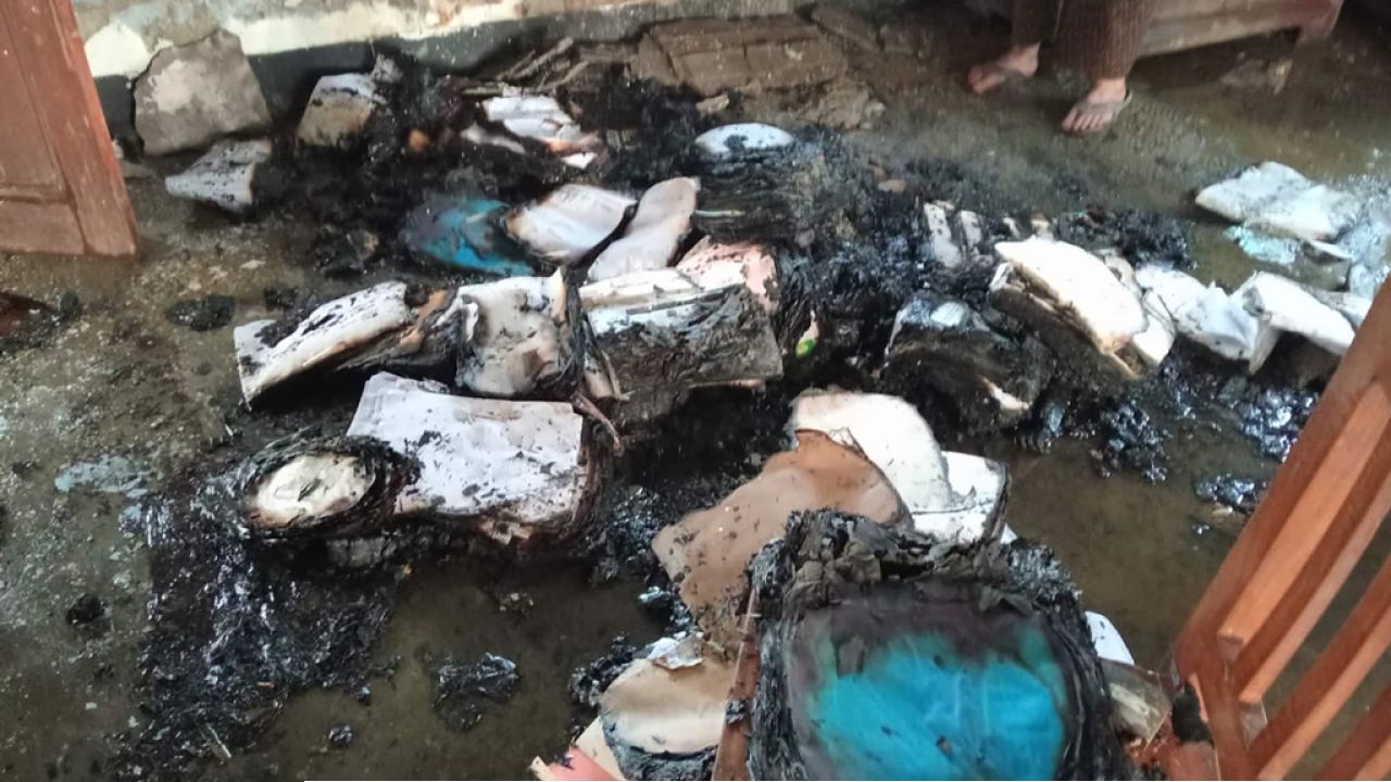 ময়মনসিংহে গ্রামীণ ব্যাংকের একটি কার্যালয়ে আগুন দিয়েছে দুর্বৃত্তরা