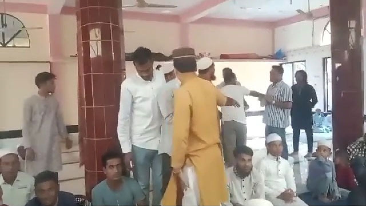  নোয়াখালীতে সৎ নেতাকে ভোট দিতে বলায় খতিবের ওপর ক্ষিপ্ত হন মুসল্লিরা