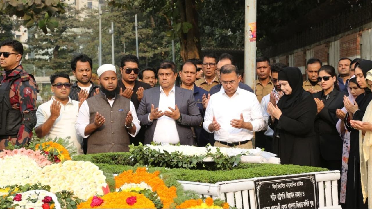 বগুড়ায় ছোট ভাইয়ের কবর জিয়ারত করলেন তারেক রহমান