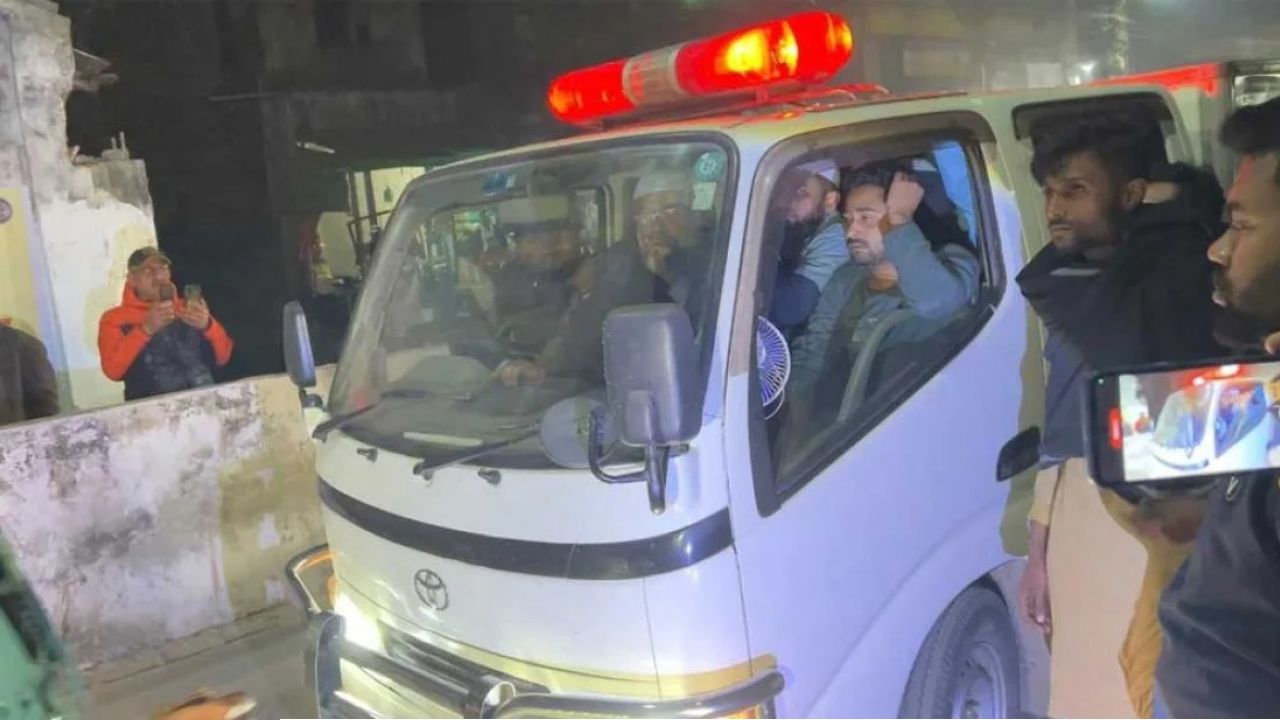 কারা ফটকে স্ত্রী-সন্তানকে শেষ বিদায় জানালেন ছাত্রলীগ নেতা