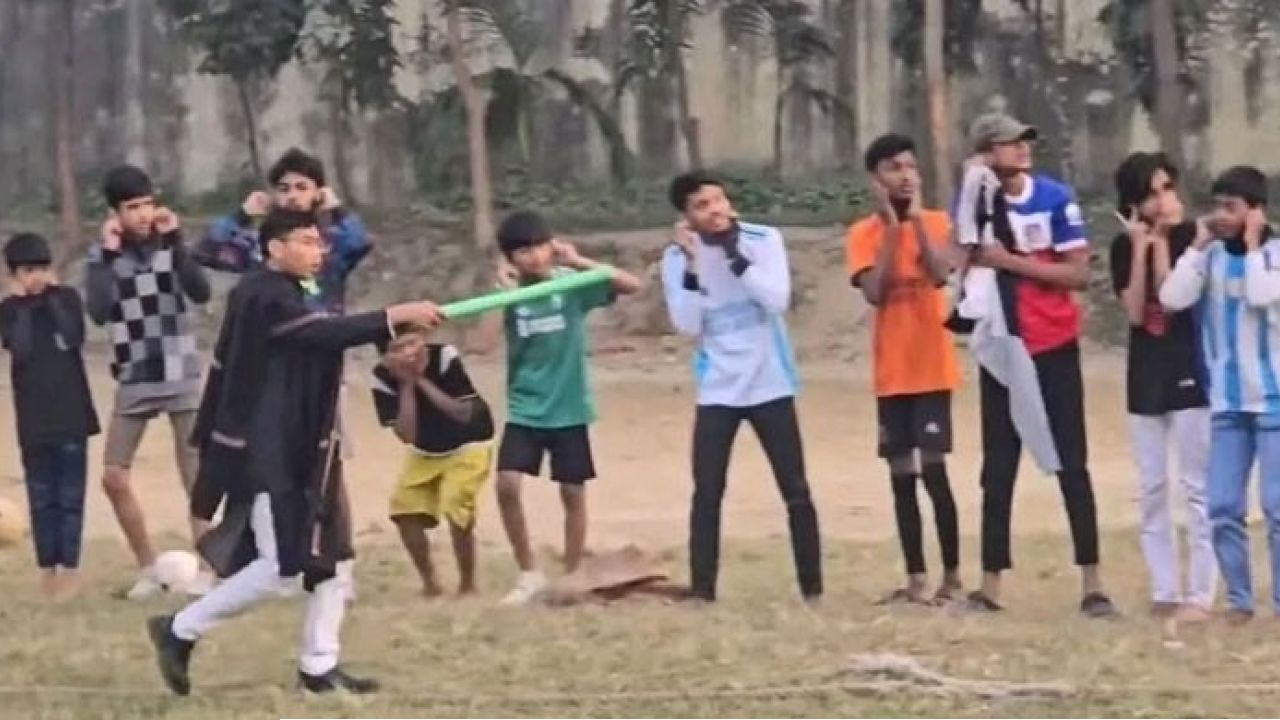 ঢাবি মাঠে কিশোরদের কান ধরিয়ে ওঠবস, সোশ্যাল মিডিয়ায় ভিডিও ভাইরাল