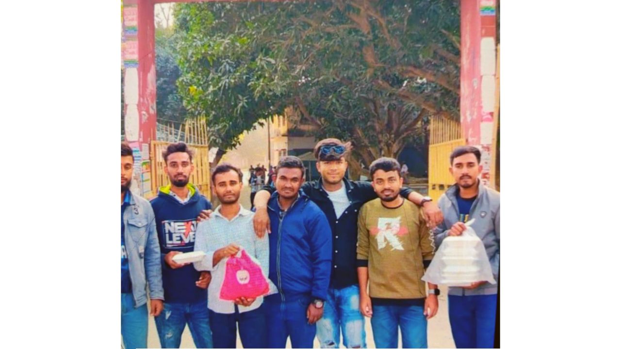 বাগমারায় অসহায়দের মাঝে খাবার বিতরণ 