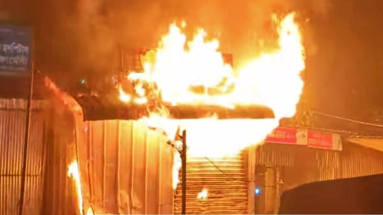 ভালুকায় বিএনপি ও স্বতন্ত্র প্রার্থীর কর্মীদের মধ্যে রক্তক্ষয়ী সংঘর্ষ, কার্যালয়ে অগ্নিসংযোগ