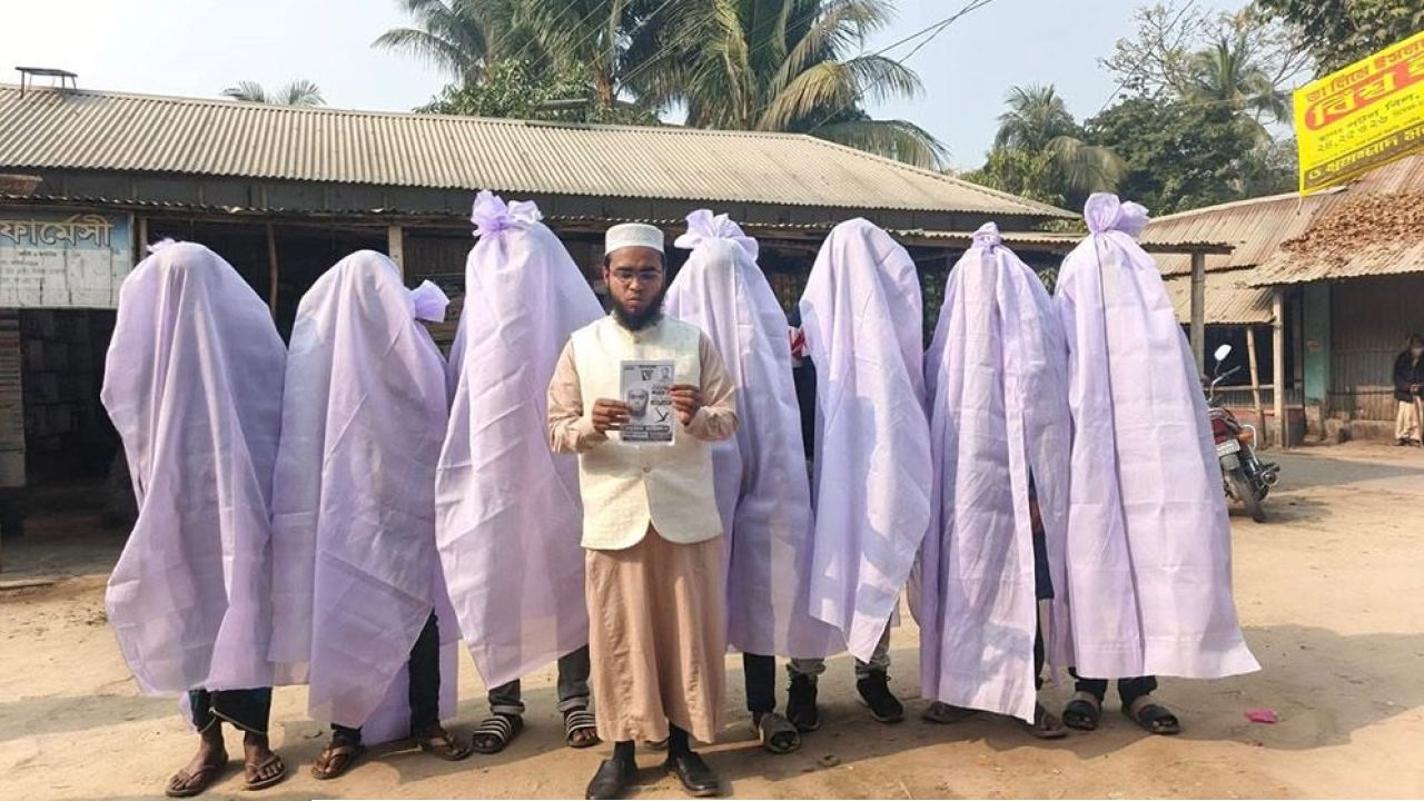 হুমকি ও গালাগালির প্রতিবাদে কাফনের কাপড় পরে জাপা প্রার্থীর প্রচারণা