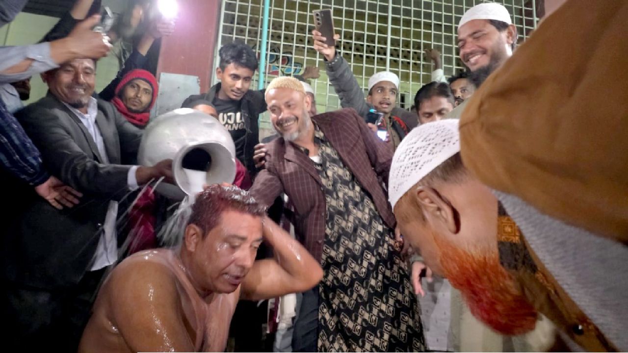 দুধ দিয়ে পবিত্র করে বিএনপি ছেড়ে জামায়াতে যোগ দিলেন কর্মীরা