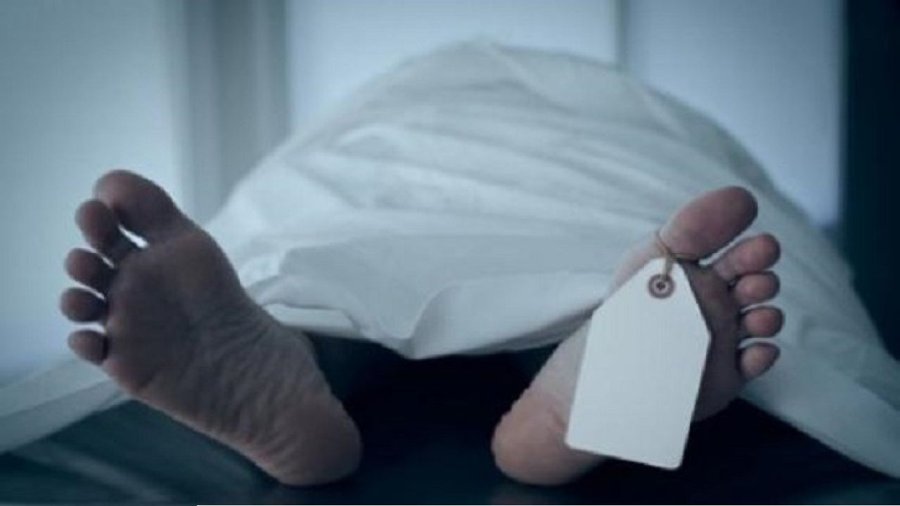 দরজার ফাঁকে গলা আটকে যুবকের করুণ মৃত্যু