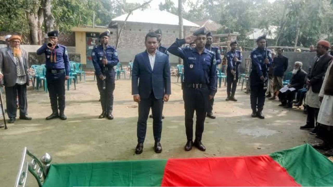 রাষ্ট্রিয় মর্যাদায় বীর মুক্তিযোদ্ধার  দাফন সম্পন্ন 