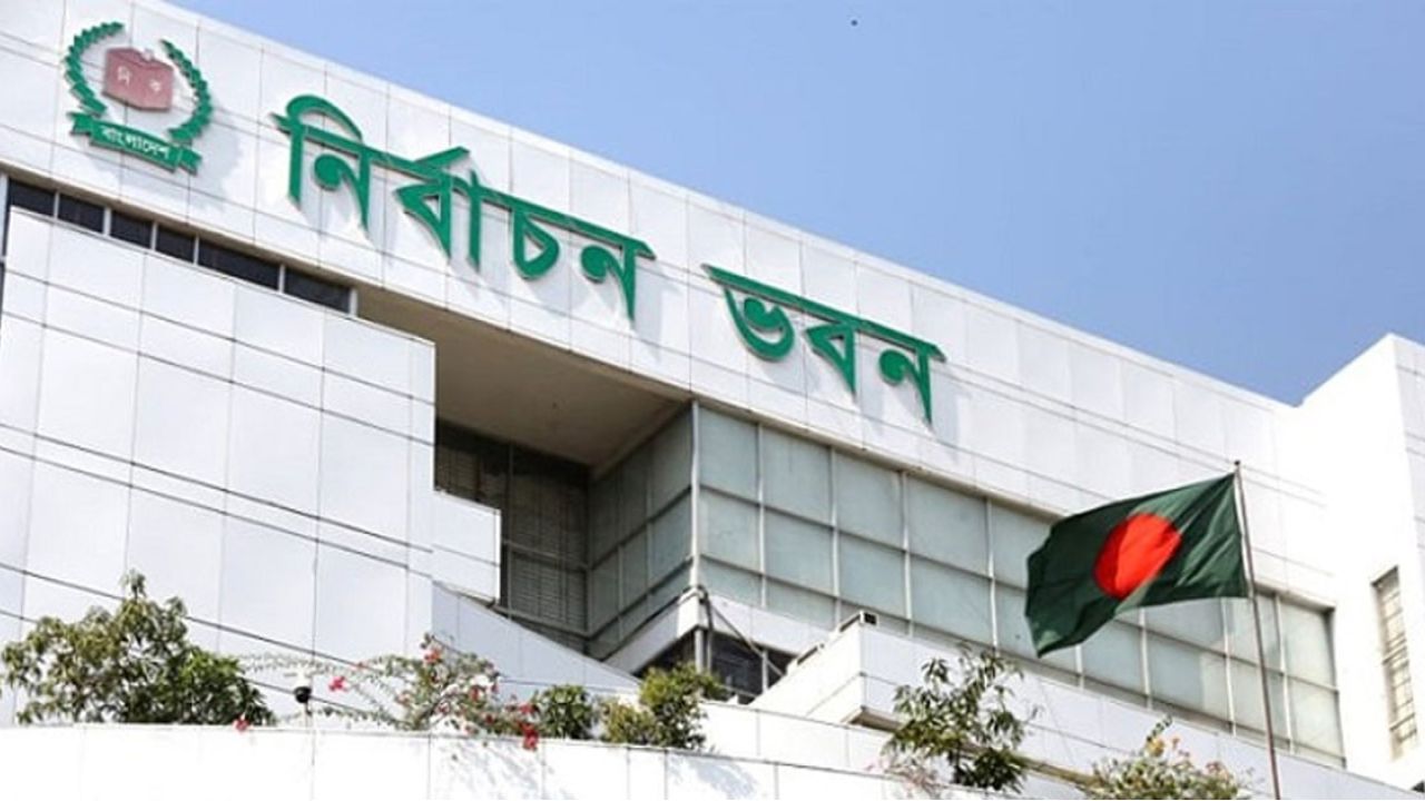 ‘হ্যাঁ’ ‘না’ ভোটের প্রচার চালাতে পারবেন না সরকারি কর্মকর্তারা: ইসি