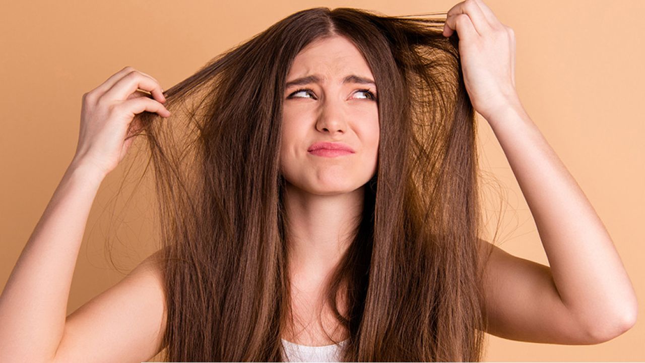 শীতকালে যে কারণে চুল রুক্ষ হয় ও সমাধান