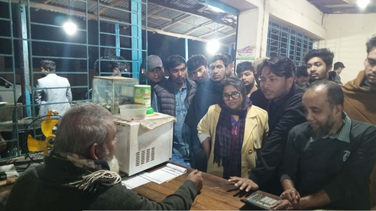 ভর্তি পরীক্ষা উপলক্ষে ক্যাম্পাসসংলগ্ন খাবারের দোকান তদারকিতে ড. নাহিদা বেগম