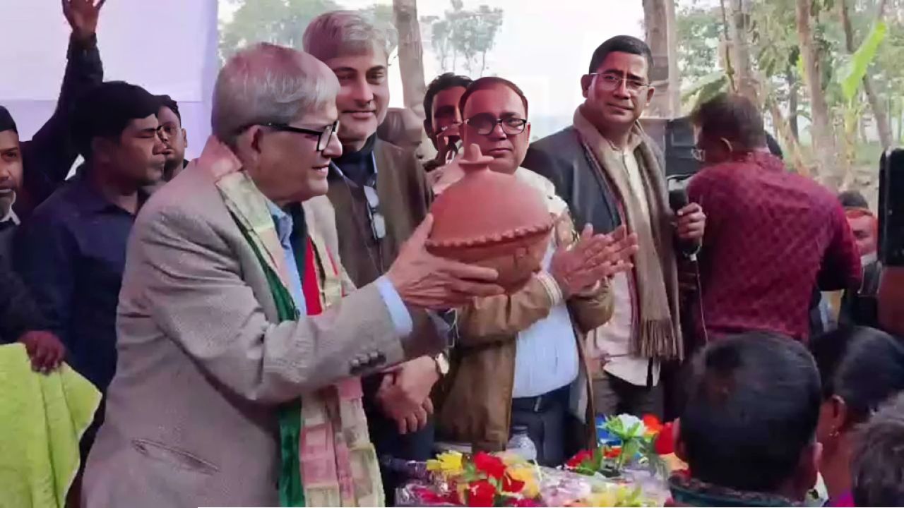 মির্জা ফখরুলের প্রচারণায় ভোটারের ডিম ও মাটির ব্যাংক উপহার