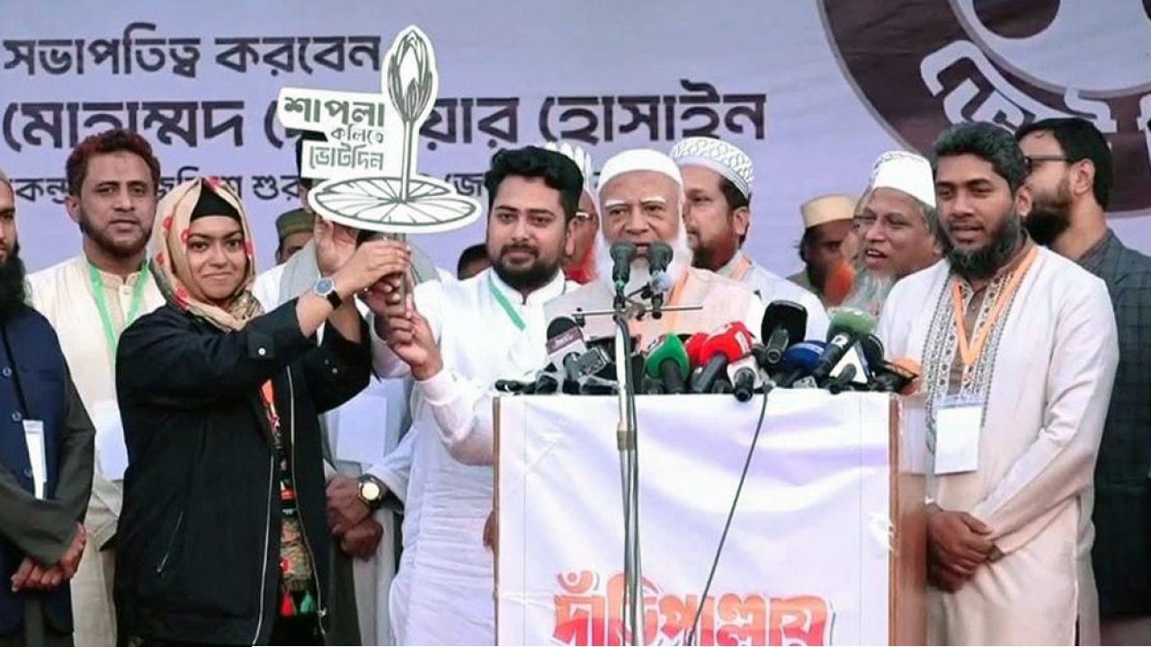 জামায়াত আমিরের হাত থেকে প্রতীক নিলেন দুই নারী প্রার্থী