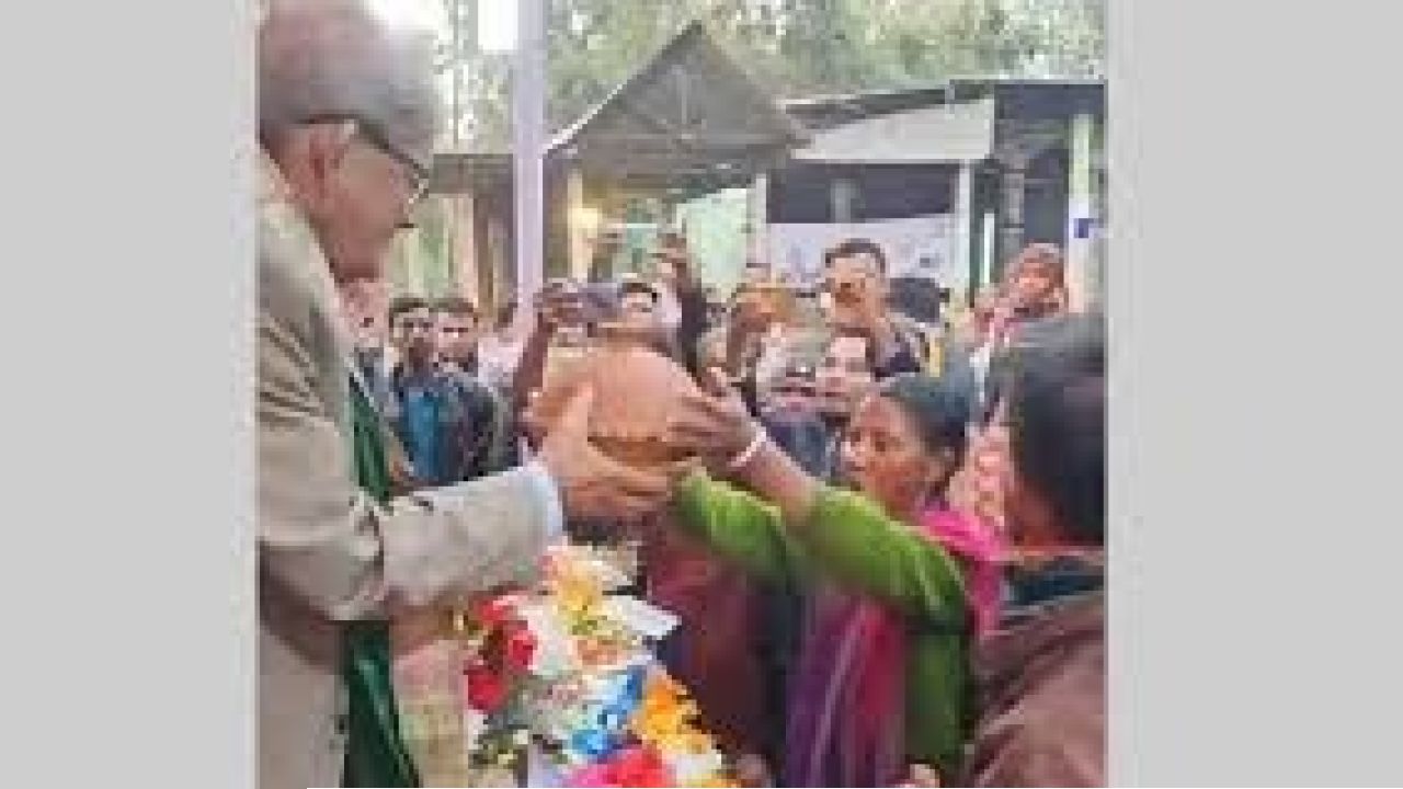 মির্জা ফখরুলকে হাঁসের ডিম, মাটির ব্যাংক উপহার দিলেন এক নারী ভোটার