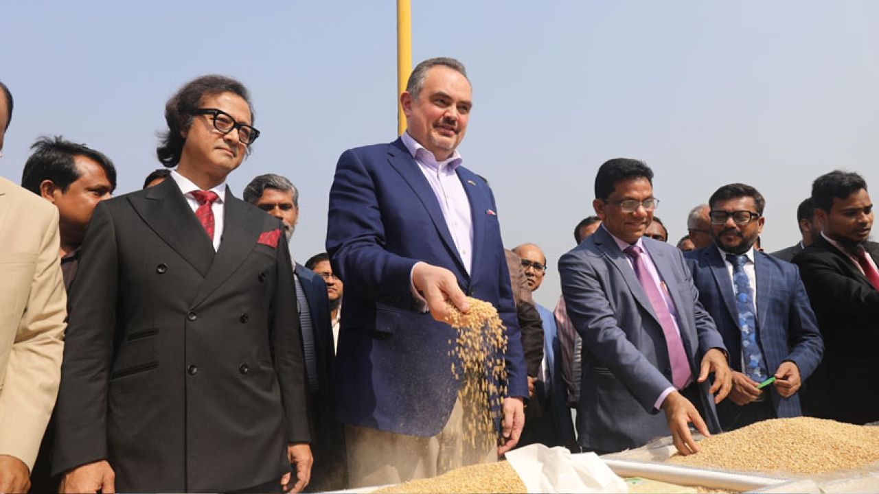 চট্টগ্রাম বন্দর পরিদর্শন করেছেন মার্কিন রাষ্ট্রদূত