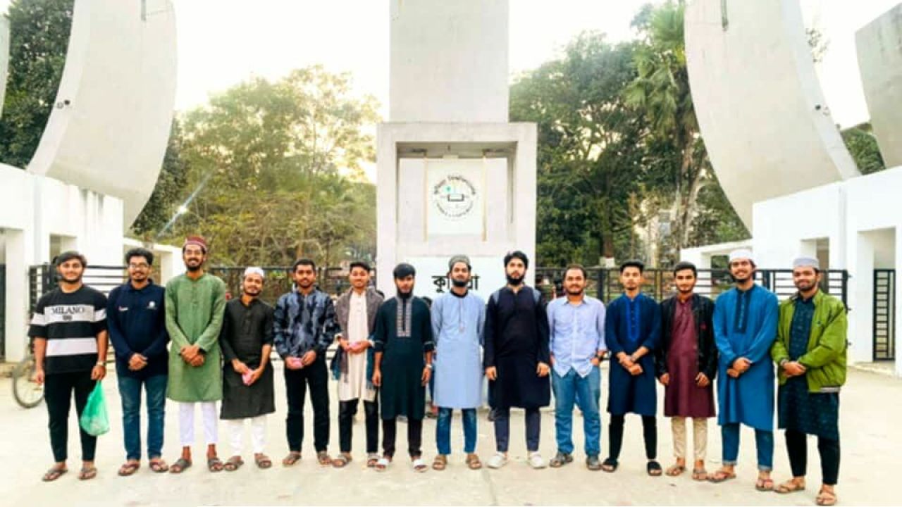 ‎পবিত্র শবেবরাত উপলক্ষে কুবি গাউছিয়া কমিটির মিলাদ ও হালুয়া-রুটি বিতরণ