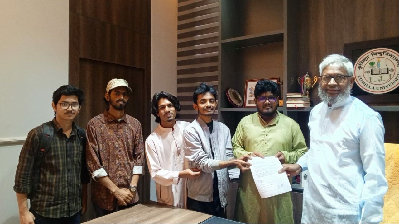 ‎ভোটাধিকার নিশ্চিতে কুবি প্রশাসনের কাছে বাস সার্ভিসের স্মারকলিপি প্রদান