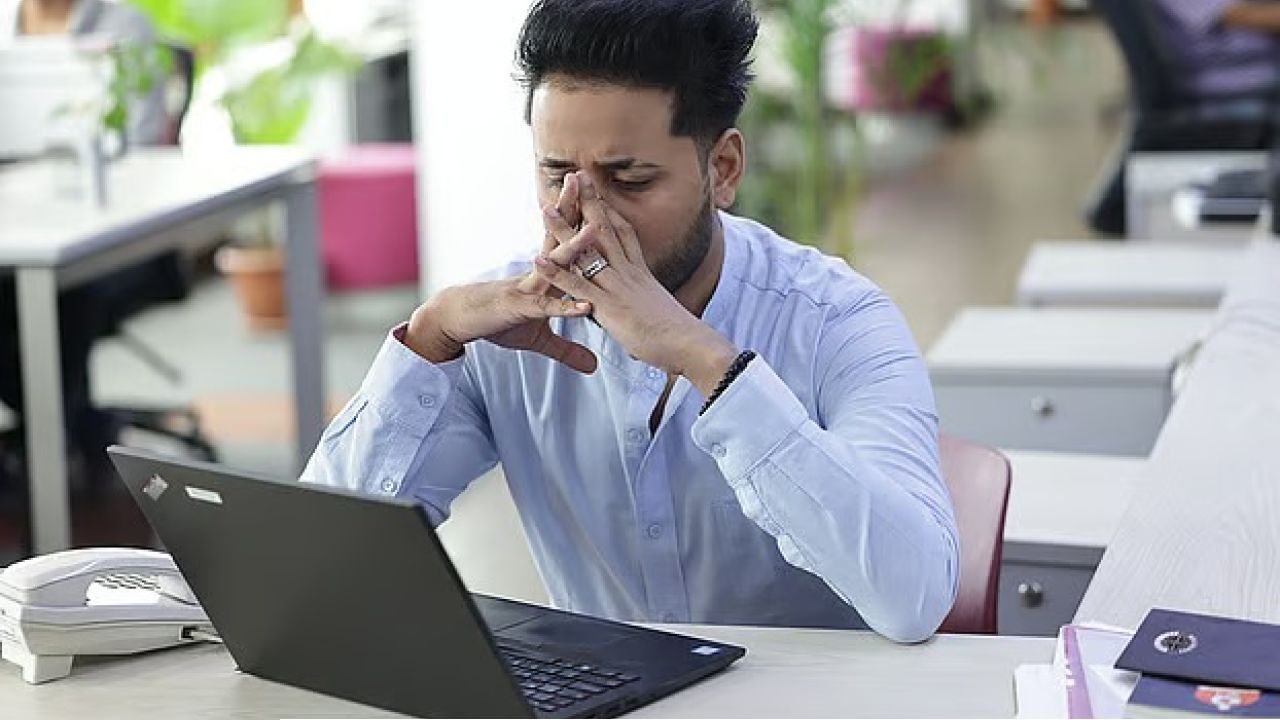 চাকরি-সংকটে স্যান্ডউইচ জেনারেশন: ক্যারিয়ার বাঁচানোর কার্যকর উপায়