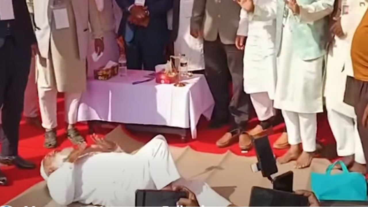 শীতল পাটি উপহার পেয়ে মঞ্চেই শুয়ে পড়লেন জামায়াত আমির