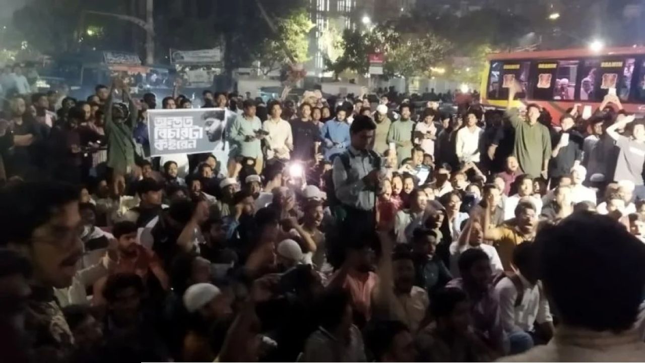 ইনকিলাব মঞ্চের নেতাকর্মীদের ওপর হামলার প্রতিবাদে চট্টগ্রামে বিক্ষোভ