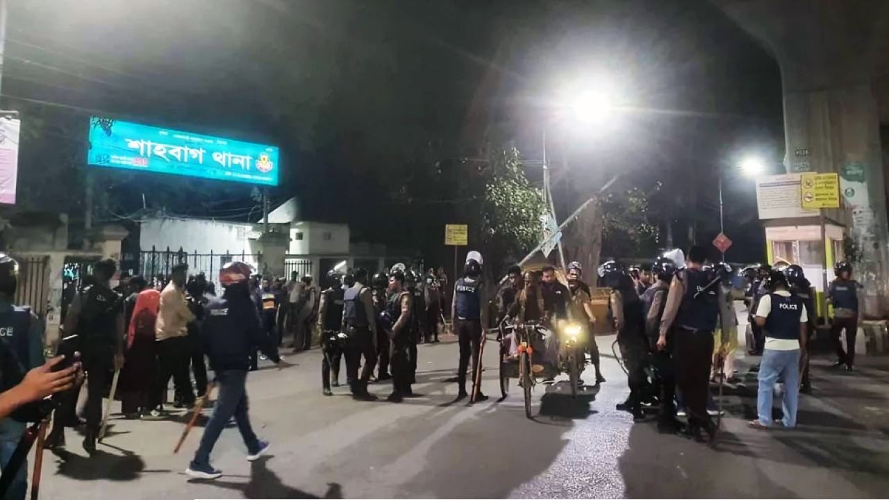 আন্দোলনকারীরা ছত্রভঙ্গ: শাহবাগ মোড়ে সতর্ক অবস্থানে পুলিশ