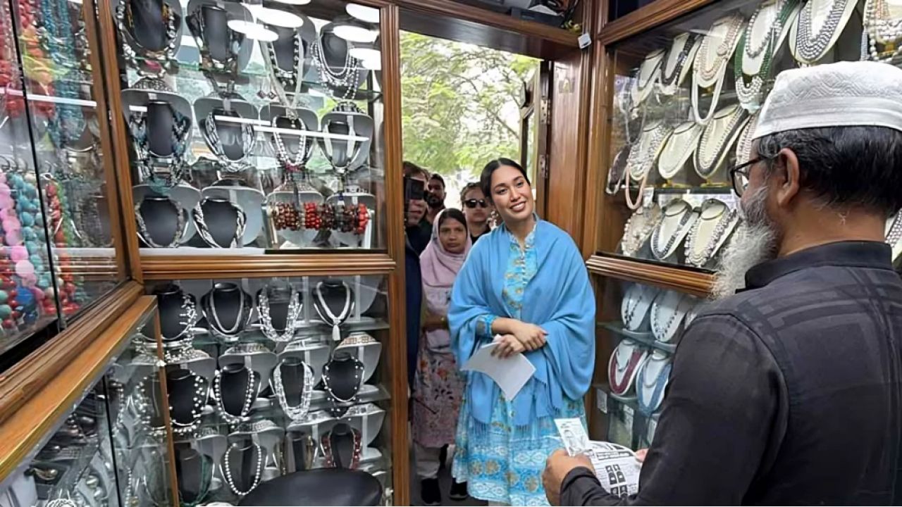 ‘আমার আব্বা ঢাকা-১৭ আসনে ধানের শীষ প্রার্থী, তার পক্ষে ভোট চাইতে এসেছি’