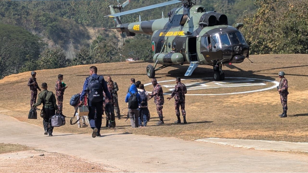 থানচির ০৭ টি দুর্গম ভোটকেন্দ্রে হেলিকপ্টারে পাঠানো হলো ব্যালট ও নির্বাচন-সংশ্লিষ্টরা