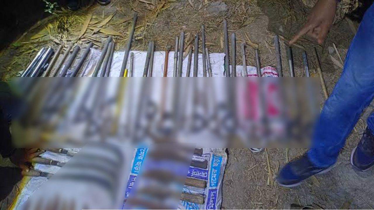 বাগমারায় বিপুল পরিমাণ দেশী অস্ত্র উদ্ধার