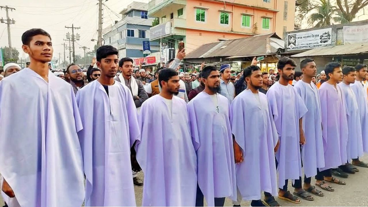 কাফনের কাপড় পরে জামায়াতের নির্বাচনী মিছিল