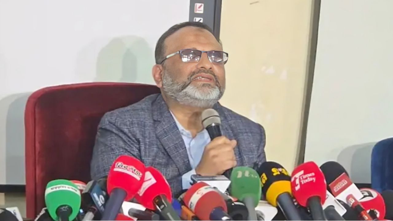 আমি আমার দায়িত্ব থেকে সরে দাঁড়াতে চাই : ঢাবি ভিসি