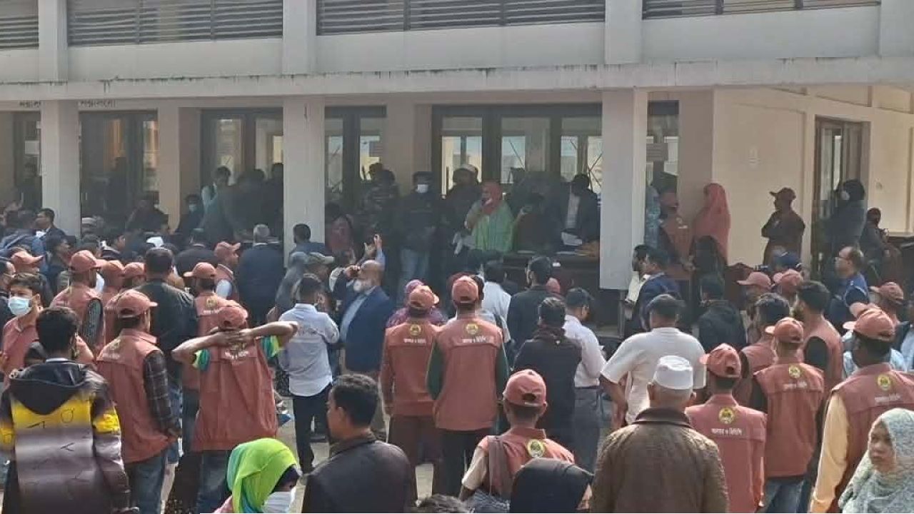 নরসিংদীর ৫টি আসনের ভোট কেন্দ্রে যাচ্ছে নির্বাচনি সরঞ্জাম