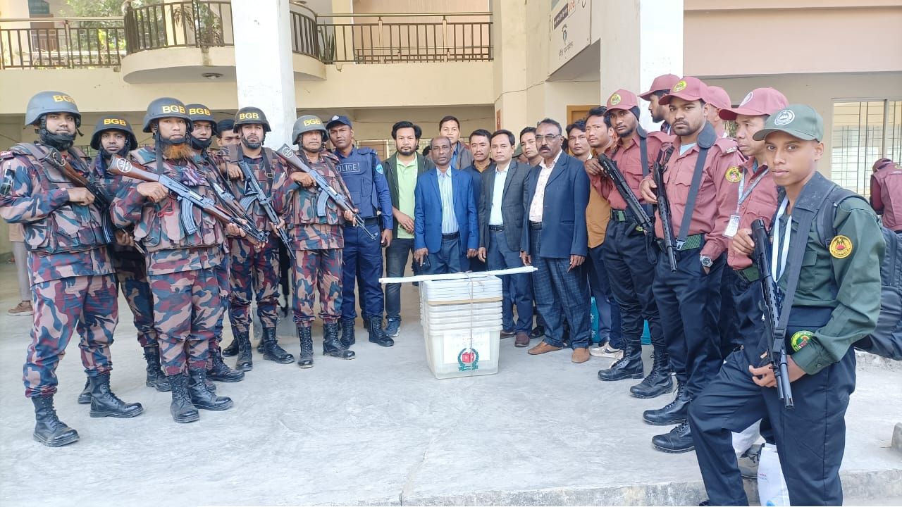 প্রস্তুতি সম্পন্ন: ভোটকেন্দ্রে পৌঁছেছে সরঞ্জাম ও কর্মকর্তা, নজরে আগামীকাল