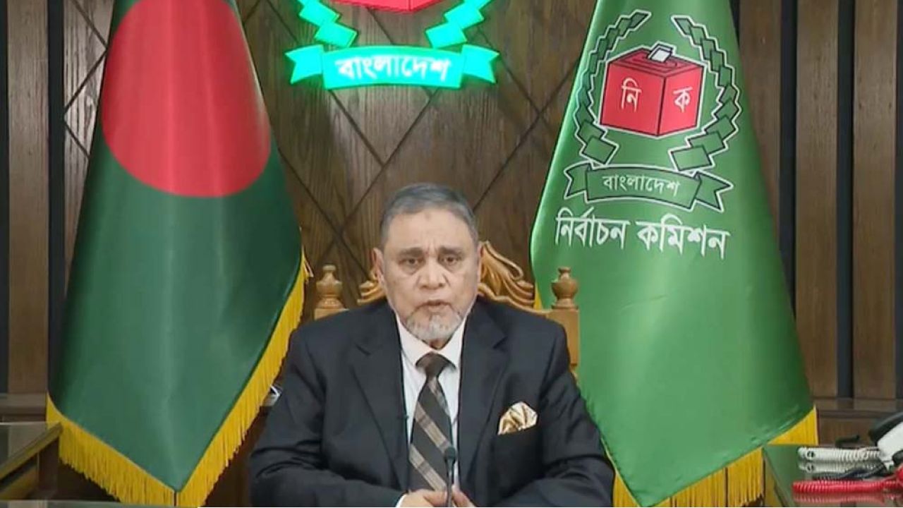 সবাইকে স্বতঃস্ফূর্তভাবে ভোটকেন্দ্রে এসে ভোট দেওয়ার আহ্বান সিইসির