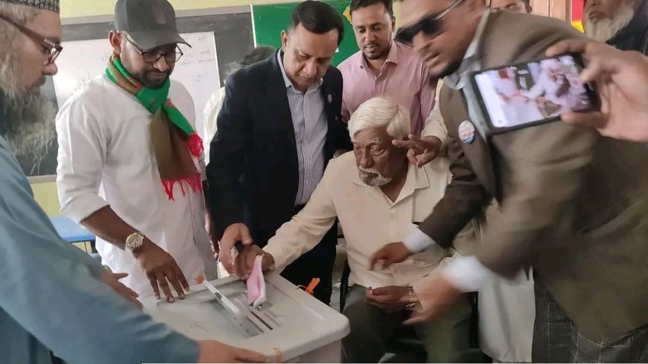 নিজ কেন্দ্রে ভোট দিলেন নাছির চৌধুরী