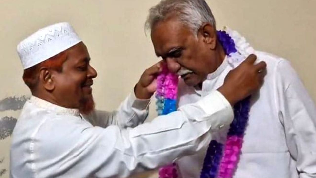 বিজয়ী প্রার্থীকে ফুলের মালা দিলেন পরাজিত প্রার্থী