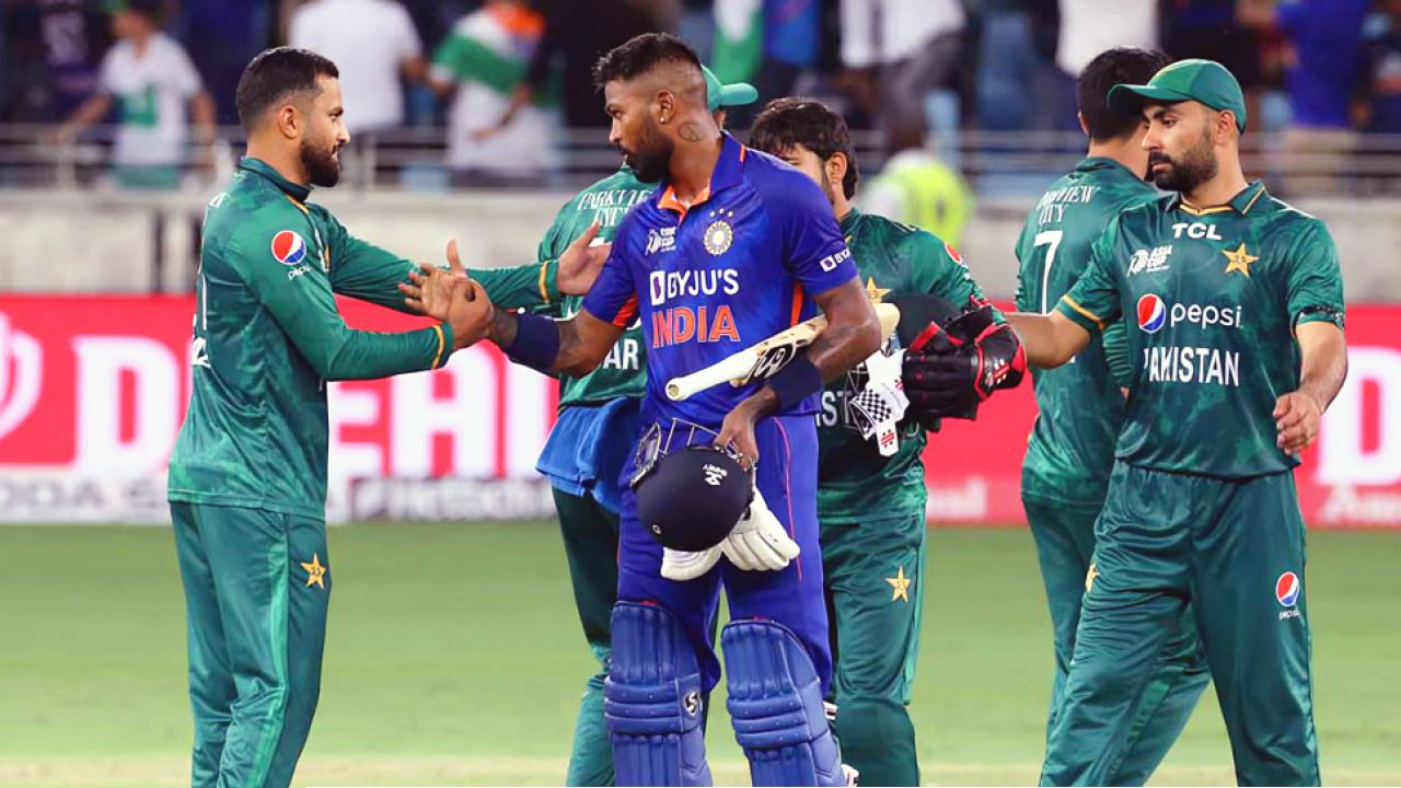 সম্ভাব্য একাদশ নিয়ে মাঠের লড়াইয়ে নামছে ভারত-পাকিস্তান