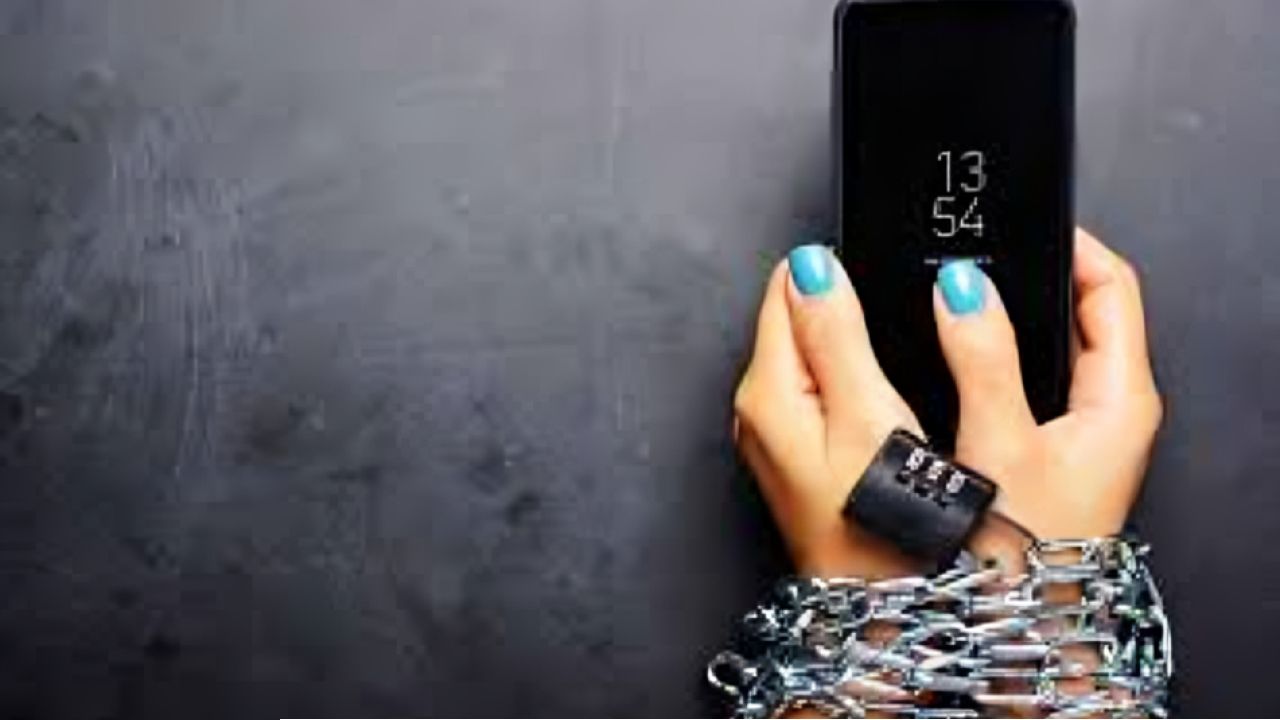 অতিরিক্ত স্মার্টফোন আসক্তি: তরুণ প্রজন্মের জন্য এক নীরব ঘাতক