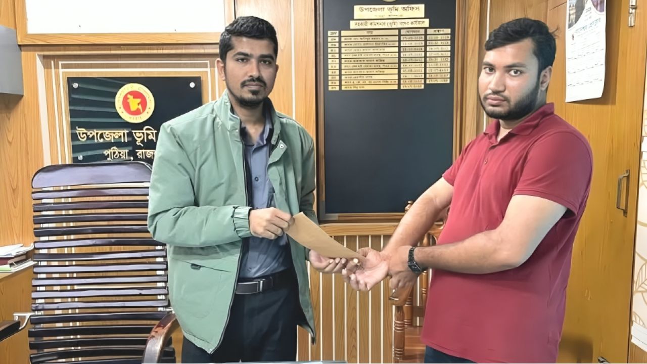 দরিদ্র ছাত্রকে বই কিনে দিলেন পুঠিয়ার এসিল্যান্ড