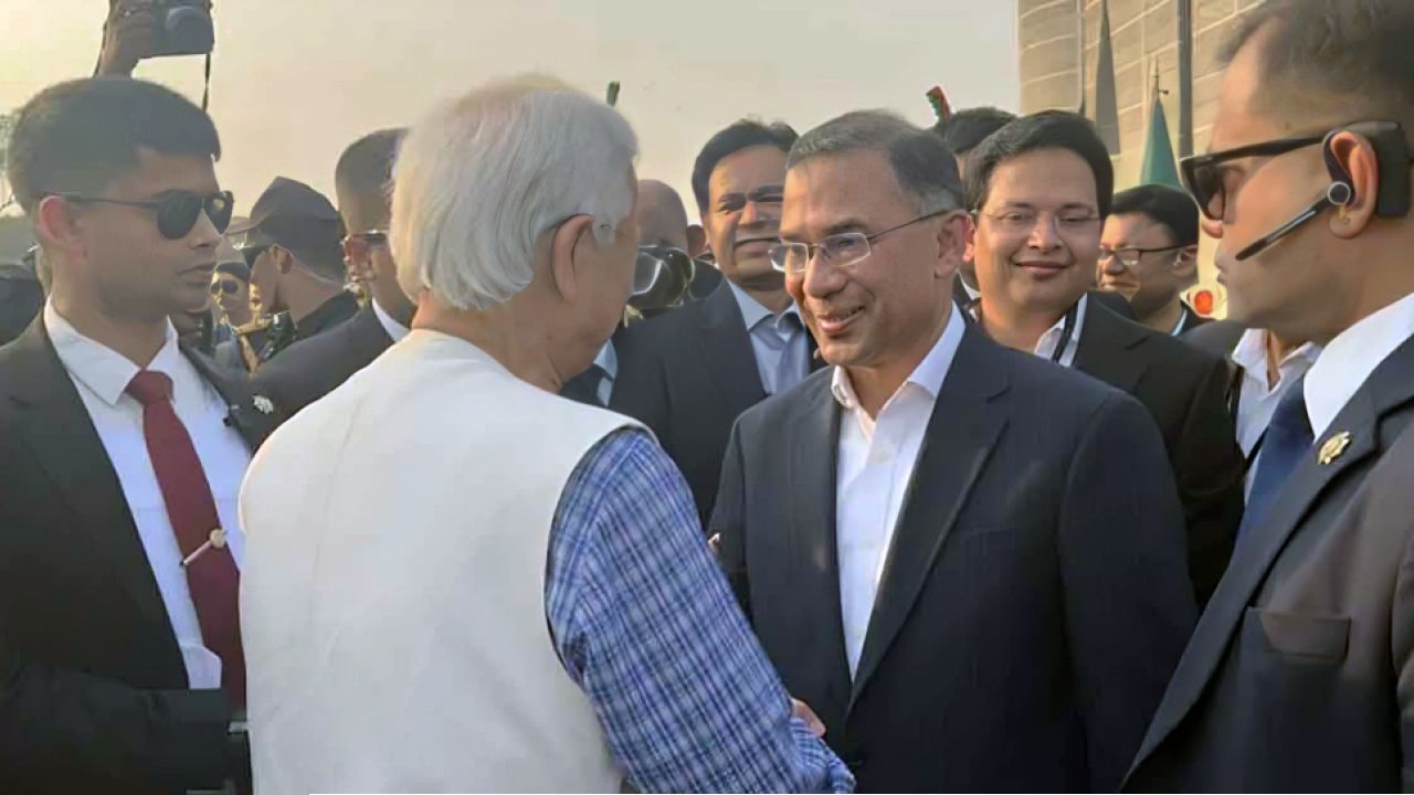 প্রধানমন্ত্রী তারেক রহমানের সঙ্গে ড. ইউনূসের সৌজন্য সাক্ষাৎ ও শুভেচ্ছা বিনিময়