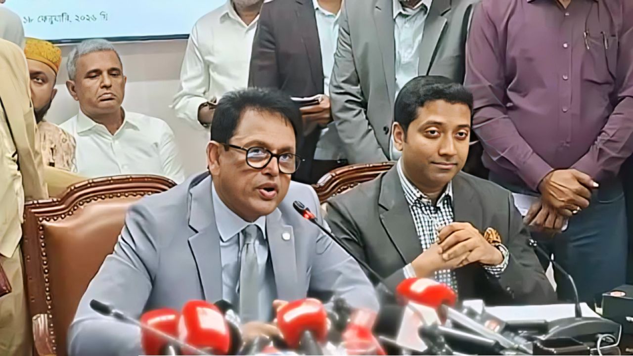 ‘হাই জাম্প’ নয়, ‘পোল ভল্ট জাম্প’ দিতে হবে: শিক্ষামন্ত্রী