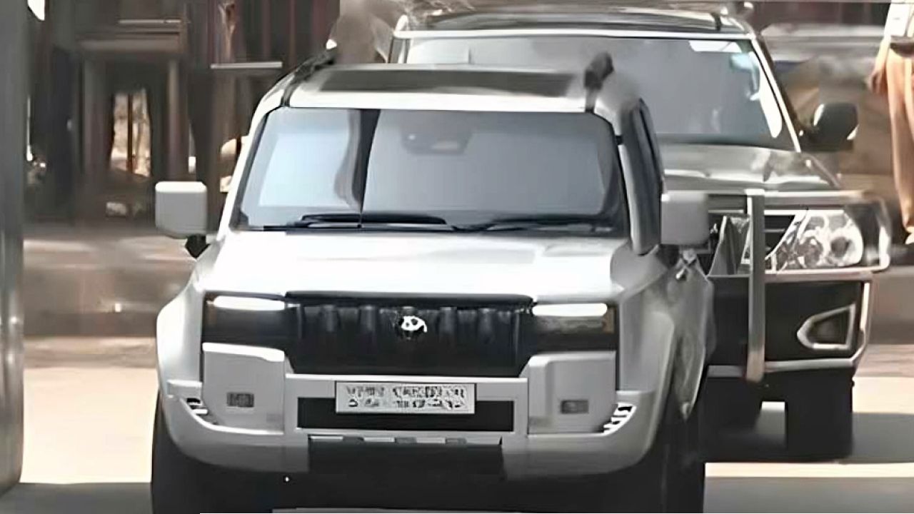 ব্যক্তিগত গাড়িতেই চলাচলের সিদ্ধান্ত নিলেন প্রধানমন্ত্রী তারেক রহমান